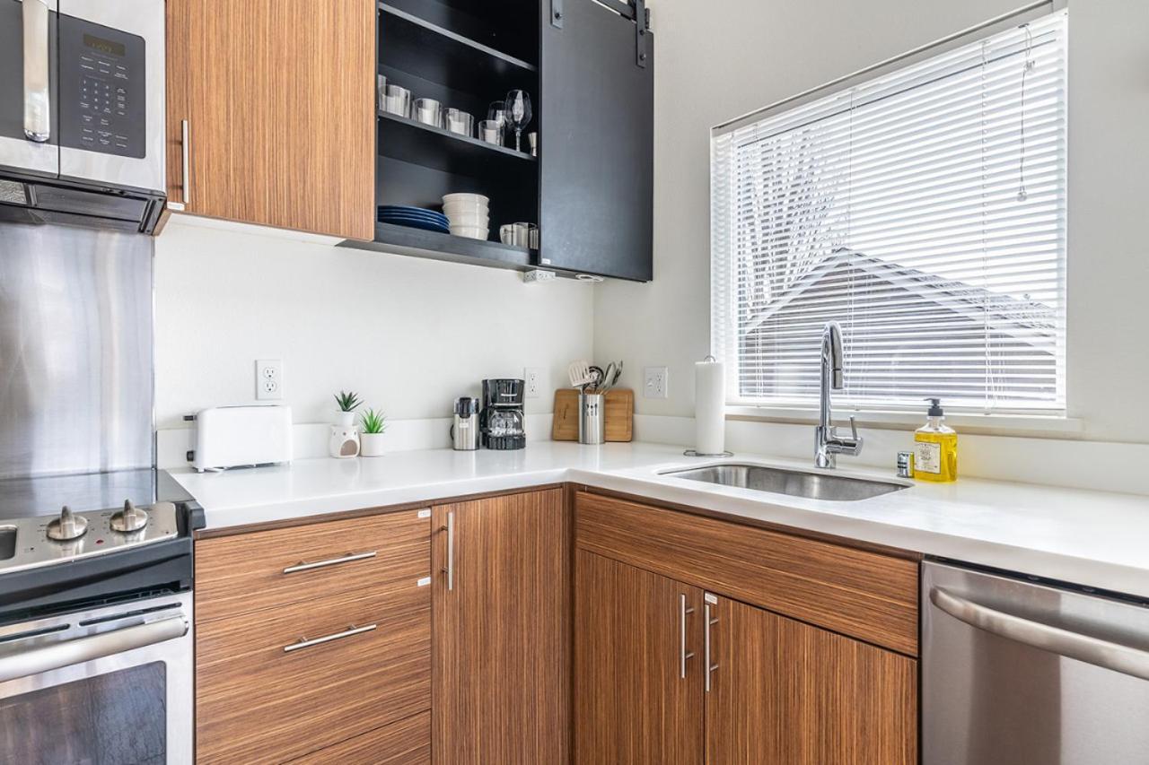 Close Downtown Modern Apartment - Pet Friendly, Wifi, Rooftop Views Сиатъл Екстериор снимка